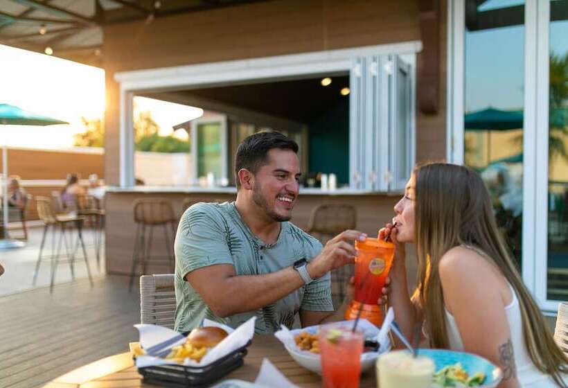 هتل Compass By Margaritaville Medford