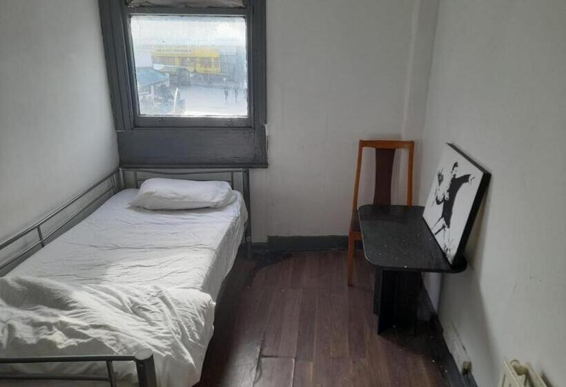 Общежитие Woolwich Backpackers New