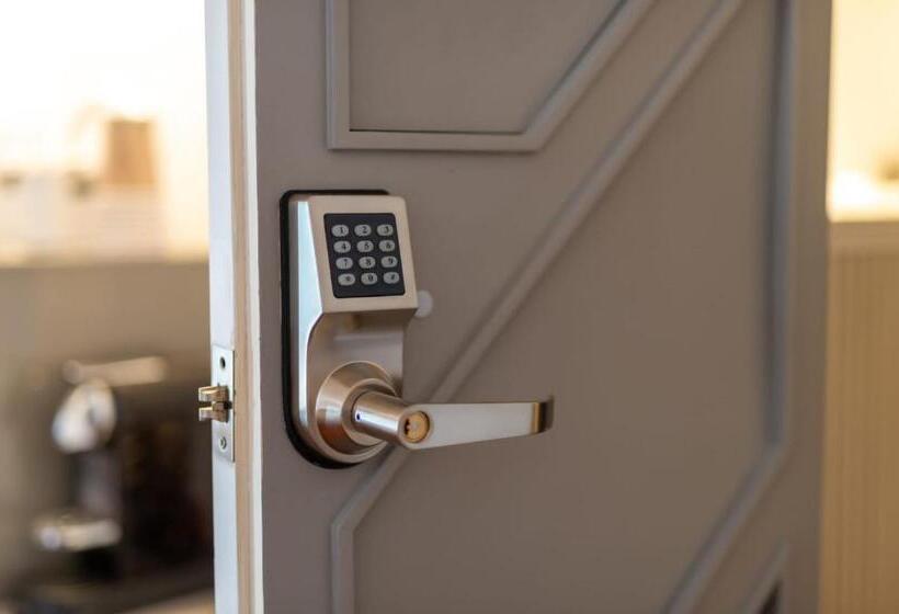 تختخواب و صبحانه Suite184