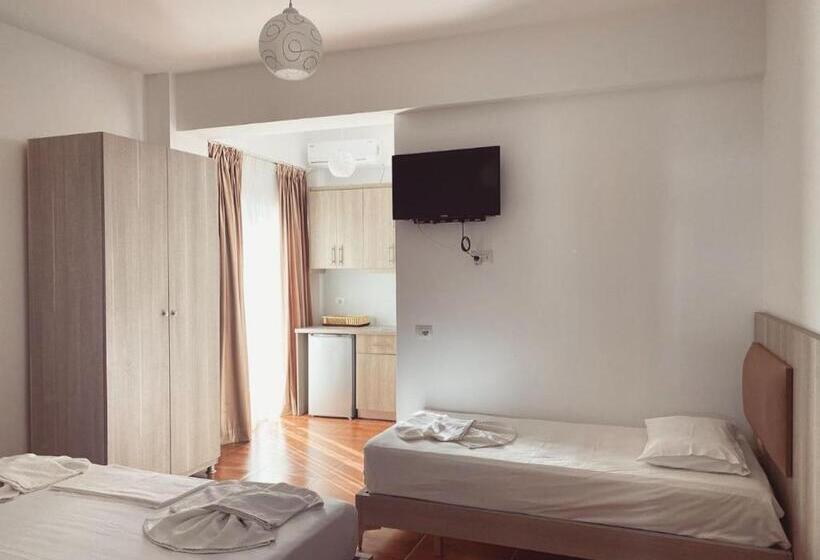 تختخواب و صبحانه Guest House Ksamil