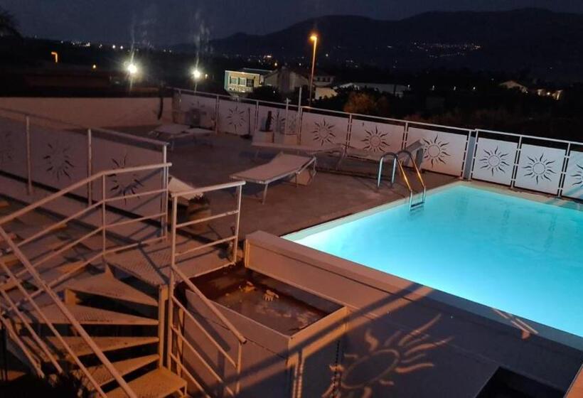 تختخواب و صبحانه Beb Ninkasi Luxury