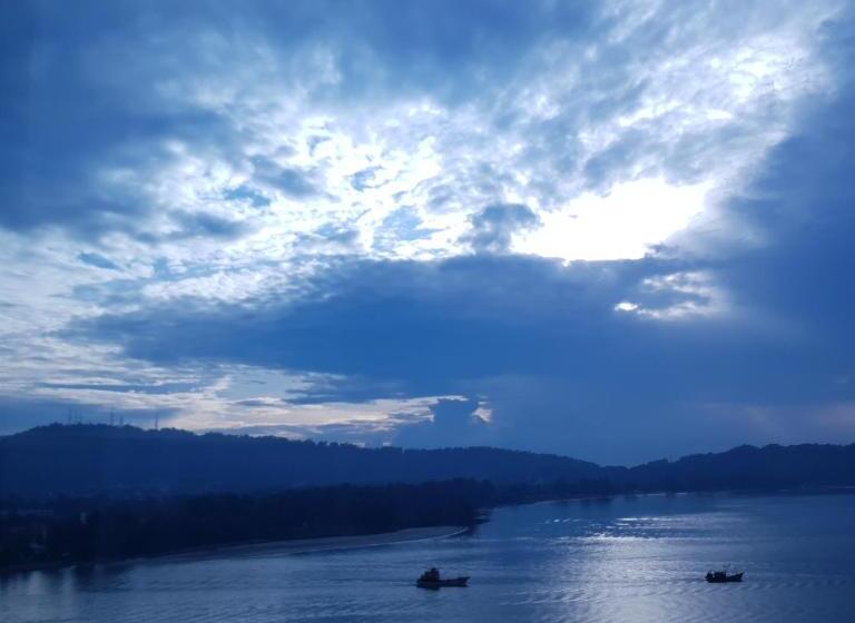 Kuantan Imperium Seaview Cityview By Avenzee
