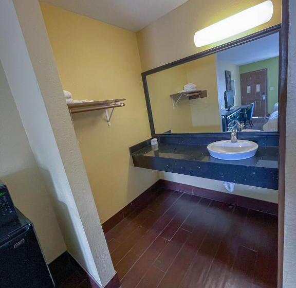 هتل Deluxe Inn & Suites