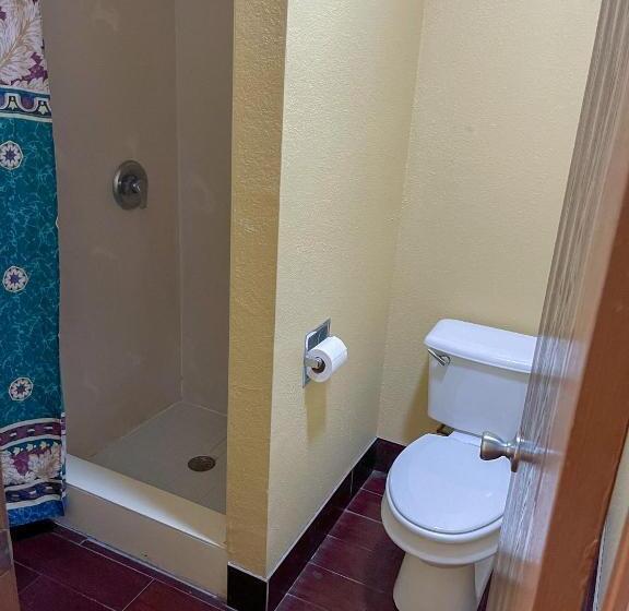 هتل Deluxe Inn & Suites