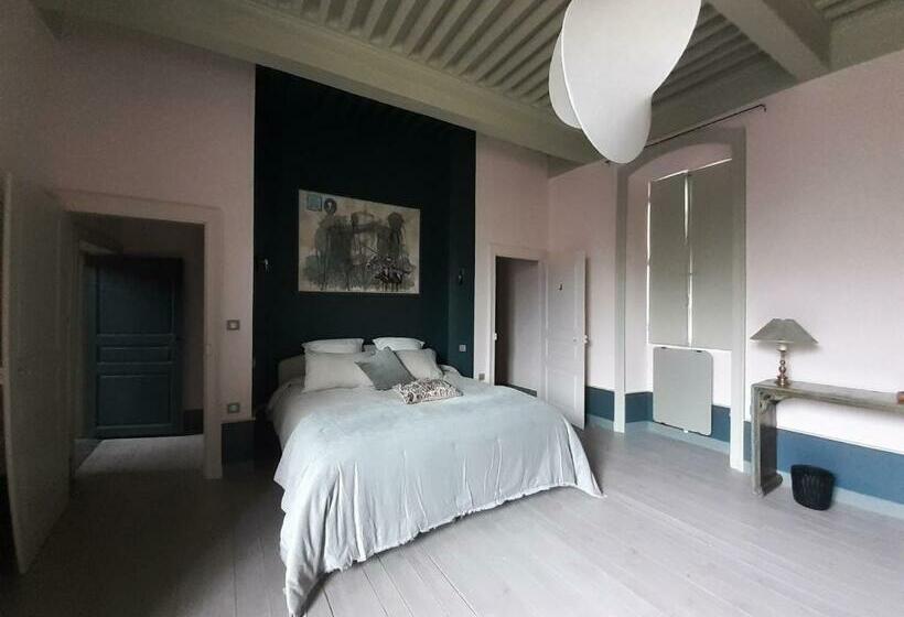 ベッドアンドブレックファースト Maison Du Chevalier Des Huttes   Table Et Chambres D Hôtes