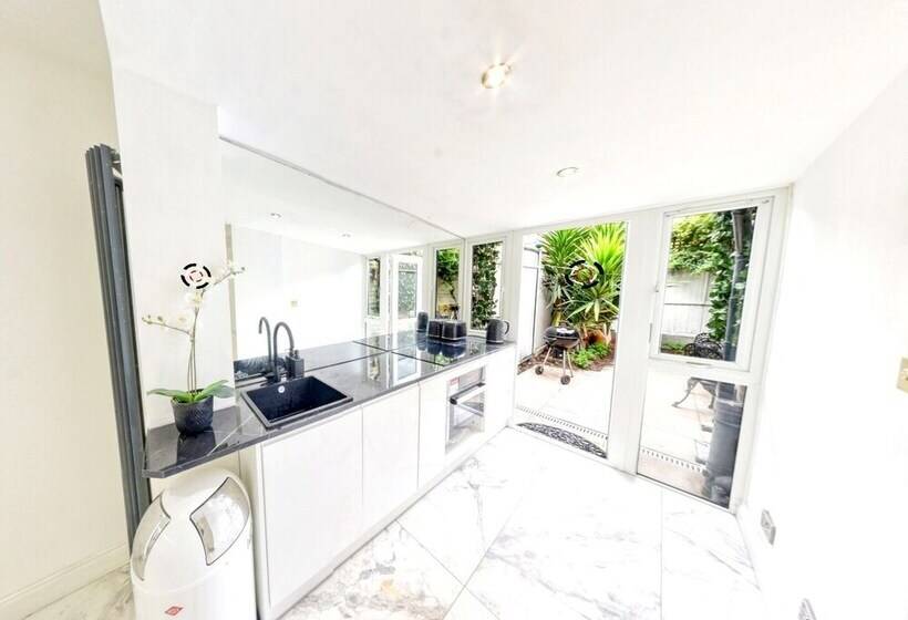 Charming 2 Bed House In London