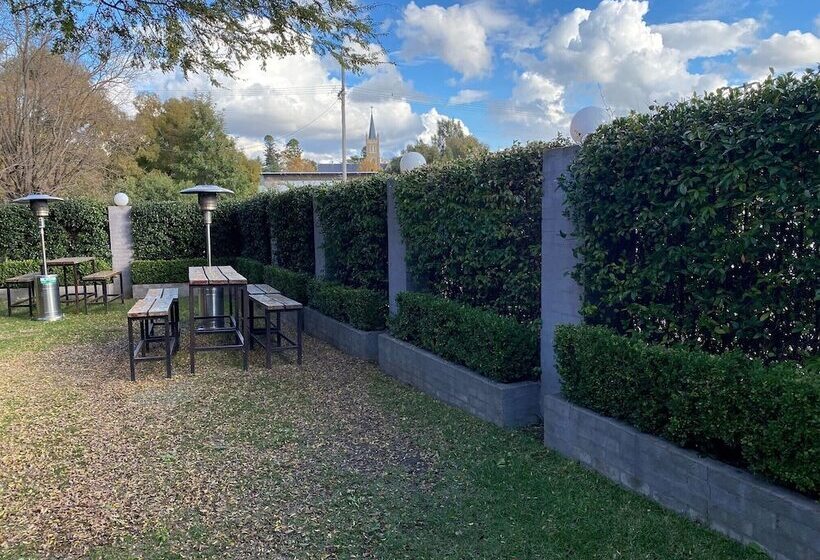 Australian Hotel Young