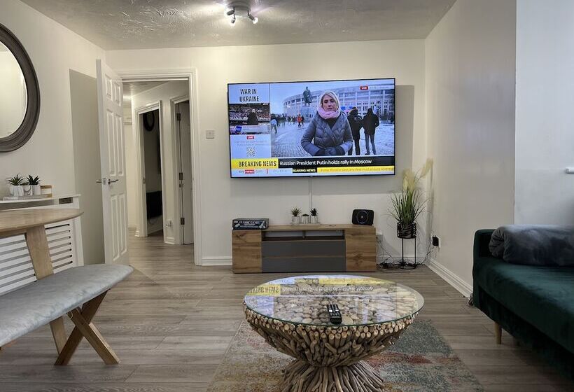 Impeccable 2 Bed Apartment In Erith