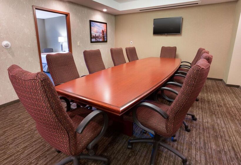 בית מלון כפרי Drury Inn & Suites Cincinnati Sharonville