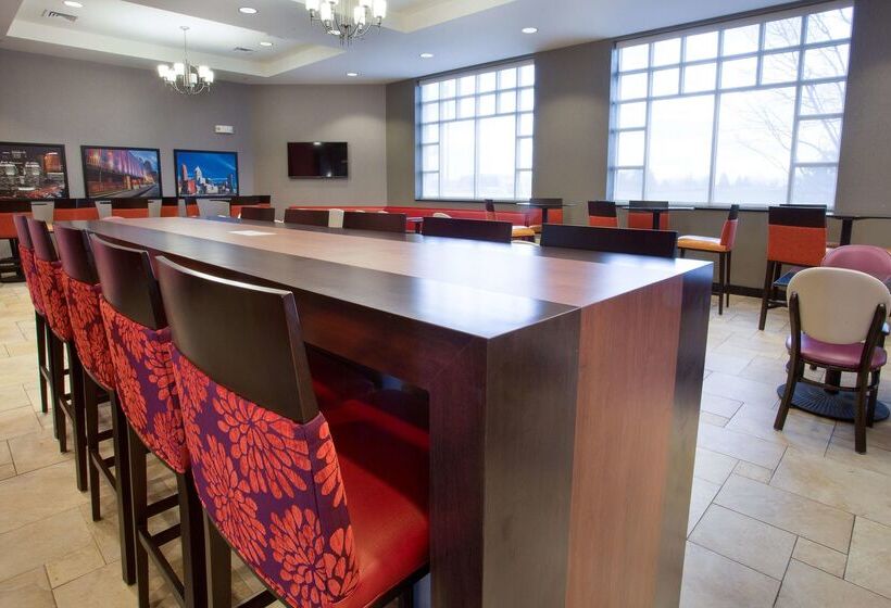 בית מלון כפרי Drury Inn & Suites Cincinnati Sharonville