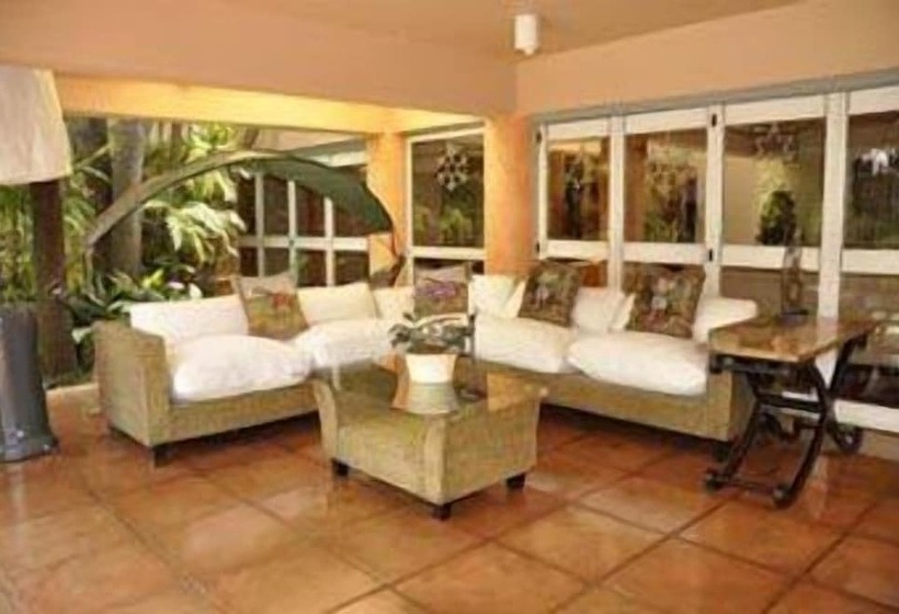 پانسیون Crane's Nest Guest House & Spa @ 313