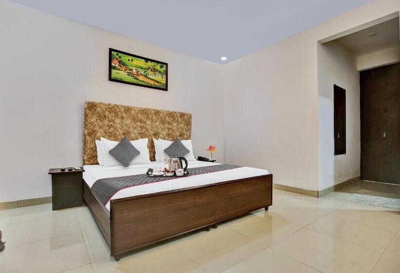 فندق Capital O 93663 Royal