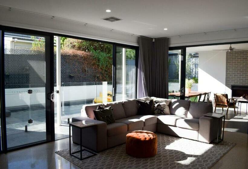 Luxury Family Home With Pool 3 Minutes From Cbd