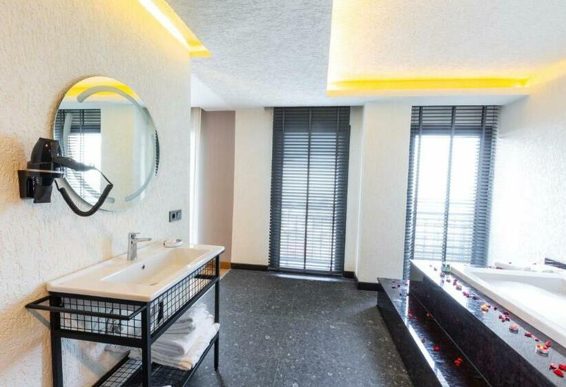 Nehi̇r Otel