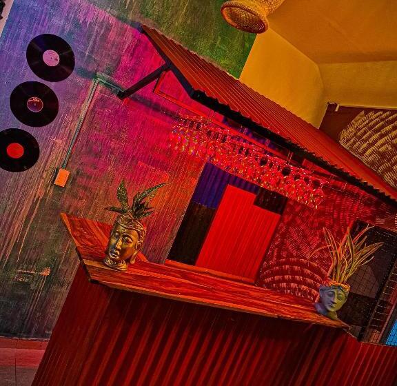 پانسیون Urban Hostal Bar