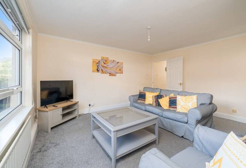 Redhill Surrey 2 Bedroom Pet Friendly Apartment By Sublime Stays