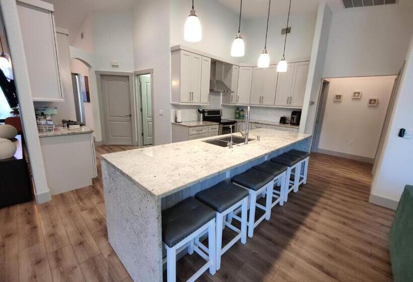 Spacious Oasis Updated Home 3 Bed 2 Bath  7 Min To Nokomis Beach