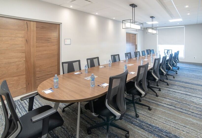 هتل Holiday Inn Express & Suites   Moose Jaw, An Ihg