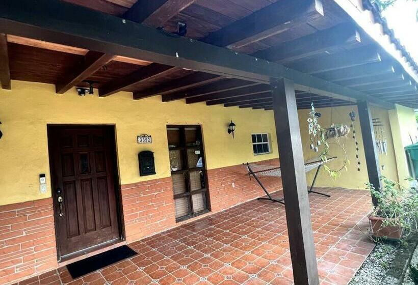 פנסיון Adorable 2 Bedroom House With Free Parking