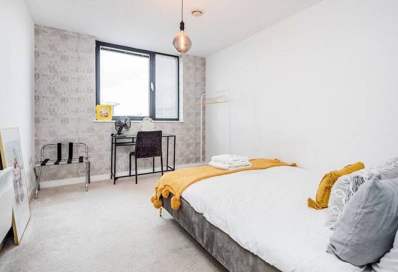 2 Bed Apartment Near Basildon Train Station