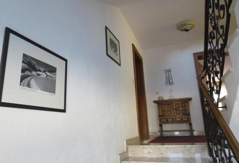 تختخواب و صبحانه Haus Churlis