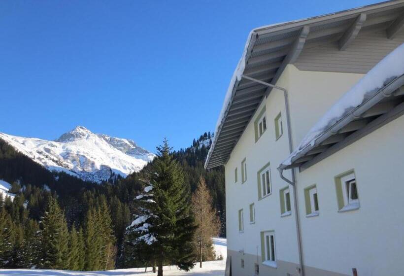 تختخواب و صبحانه Haus Churlis