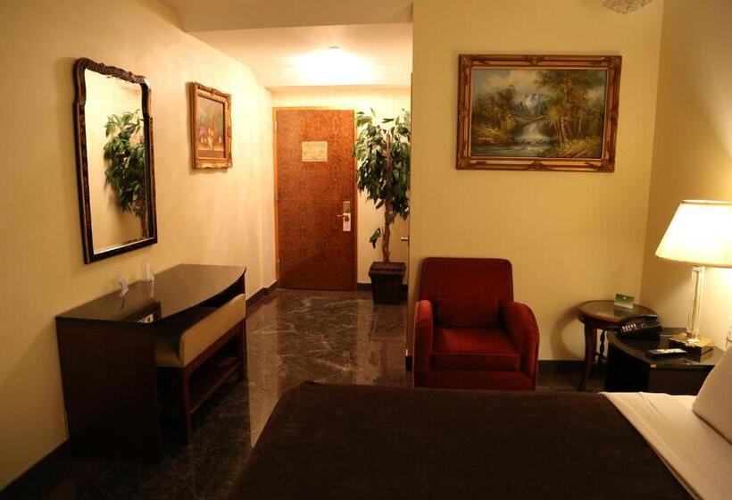 فندق Paris Suites