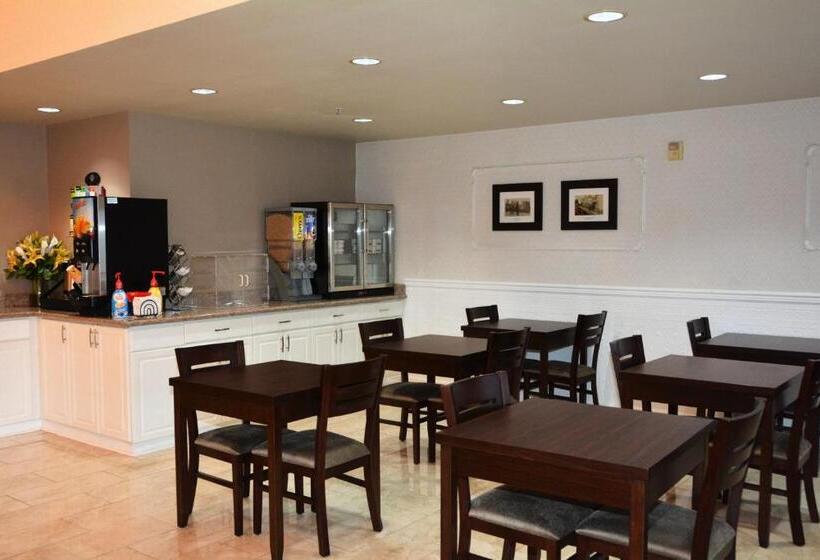بنسيون Fairbridge Inn & Suites Dupont