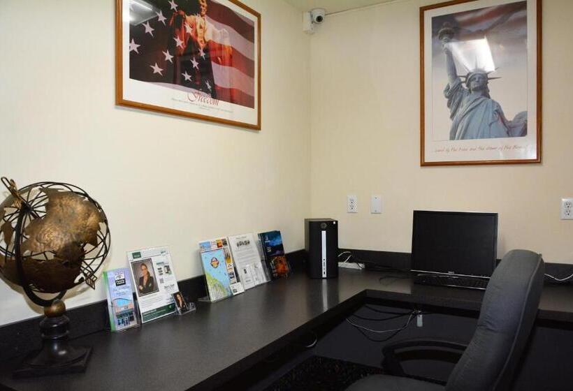 بنسيون Fairbridge Inn & Suites Dupont