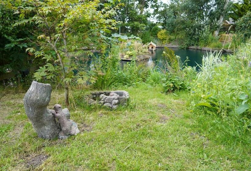 Stunning 2 Bedroom Log Cabin