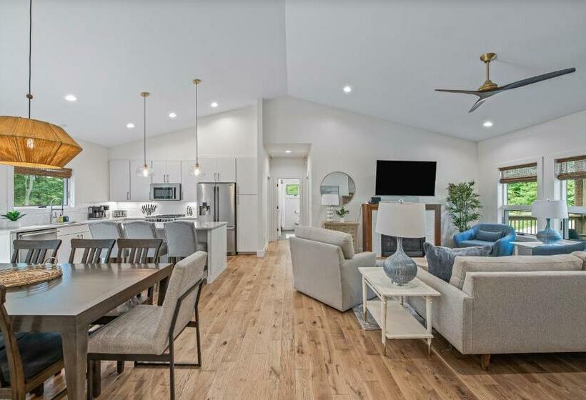 Brand New 10 Min To Downtown And Private Hot Tub And Arcade