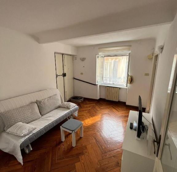 In Piazzetta A Nervi