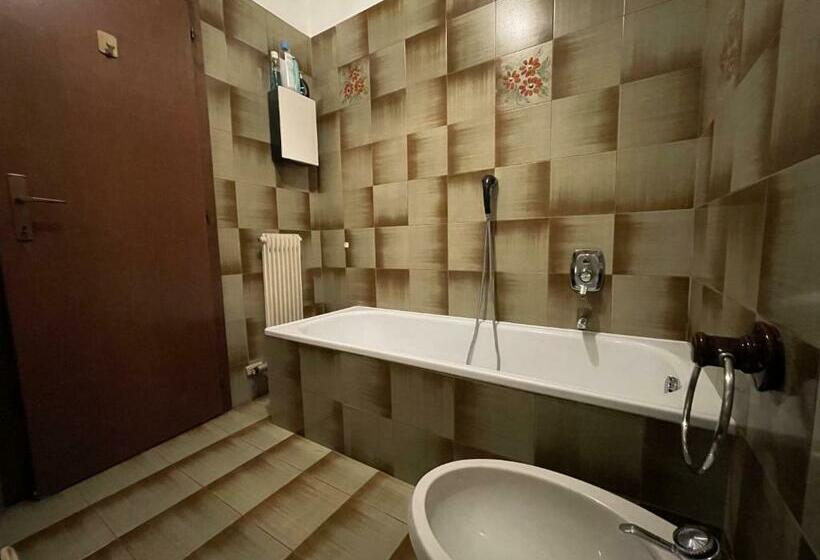 027 Trilocale, Giustino