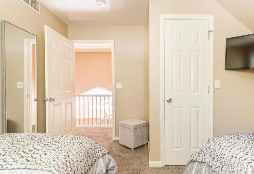 Large 5 Bed Lake Geneva Home 4 Blocks From Lake!