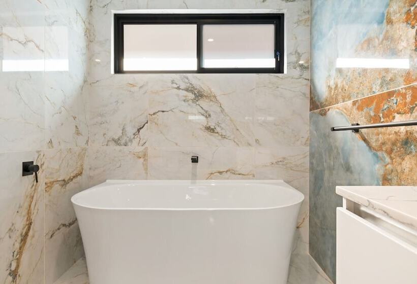 Cassa Chevron Island  Luxury Waterfront House