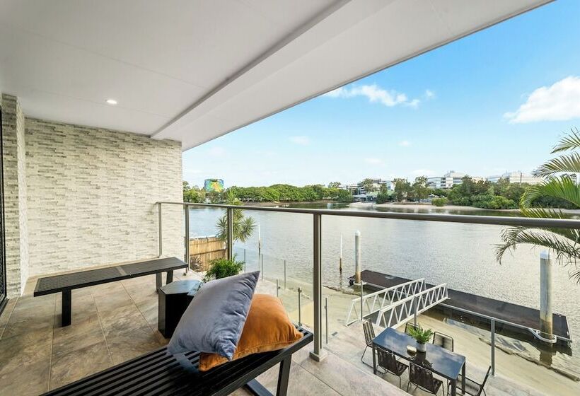 Cassa Chevron Island  Luxury Waterfront House