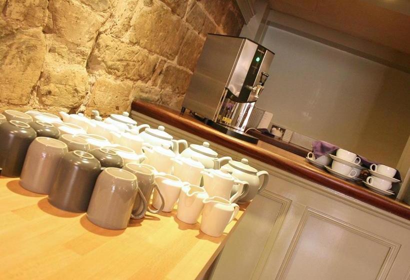 هتل The Warwick Arms