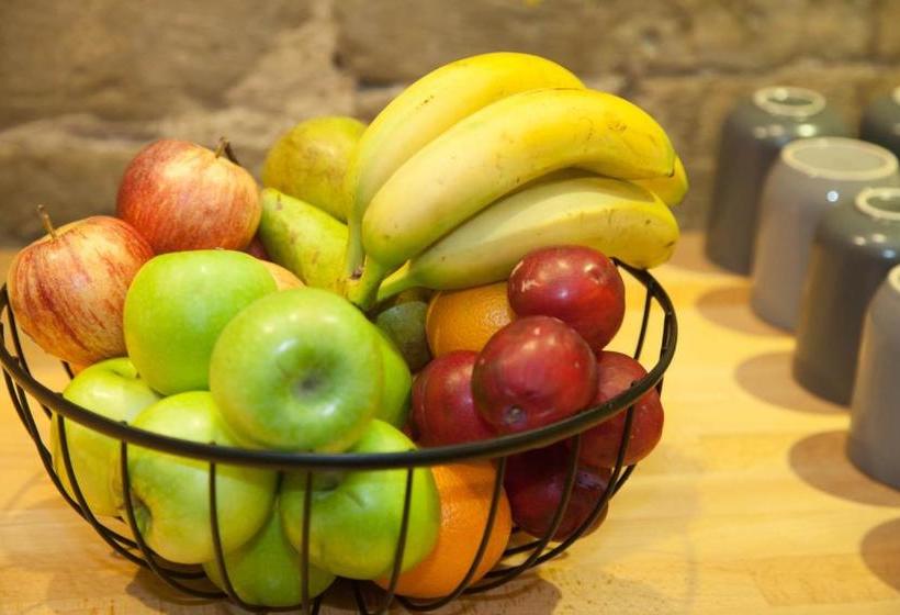 هتل The Warwick Arms