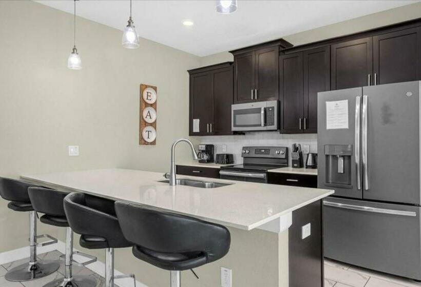 5 Bedrooms 4 Bathrooms Storey Lake 4955 Wa