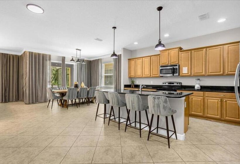 6 Bedrooms   5 Bathrooms   Paradise Palms 8852 Cp