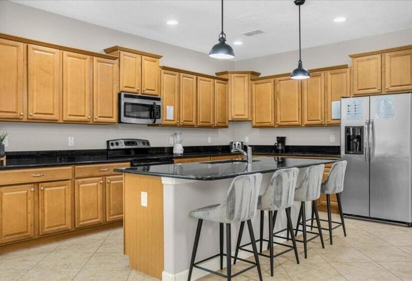 6 Bedrooms   5 Bathrooms   Paradise Palms 8852 Cp