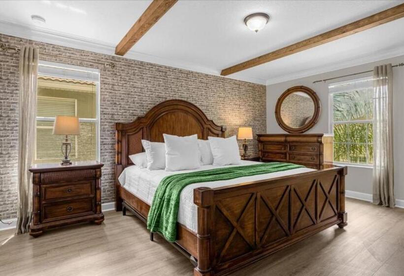 6 Bedrooms   5 Bathrooms   Paradise Palms 8852 Cp