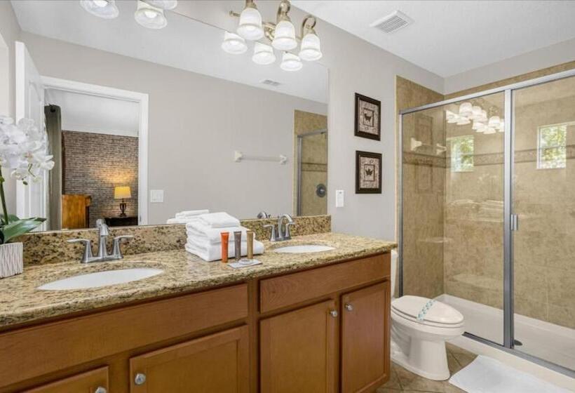 6 Bedrooms   5 Bathrooms   Paradise Palms 8852 Cp