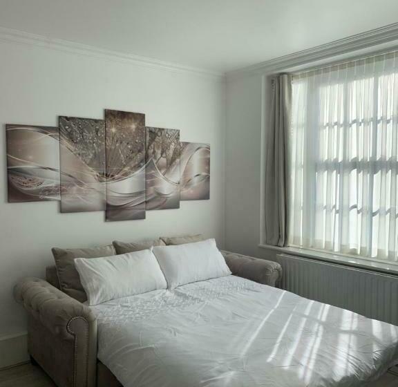 New Look Flat In Waterloo
