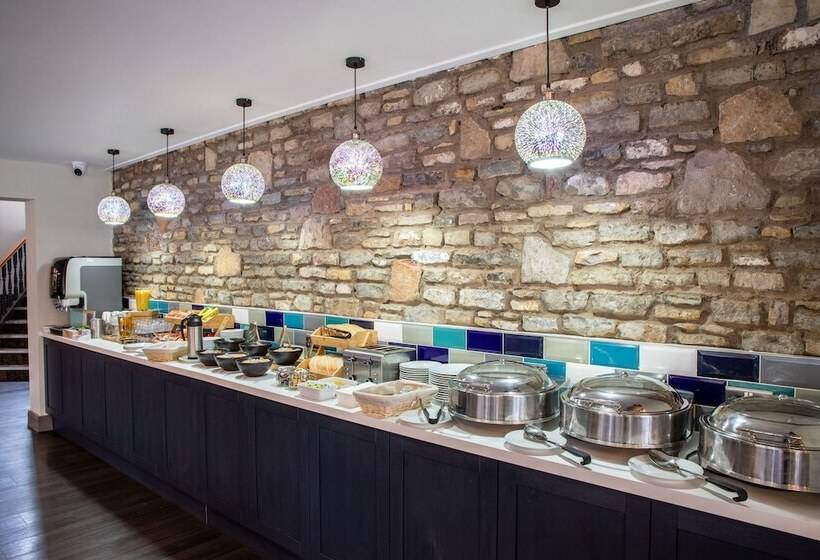 فندق Almondsbury Inn & Lounge