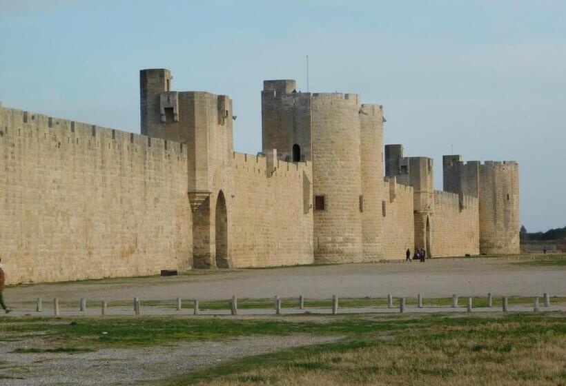 هتل Hôtel Restaurant Chez Carrière