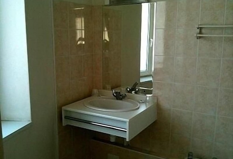 ホテル Logis Hôtel Le Bretagne
