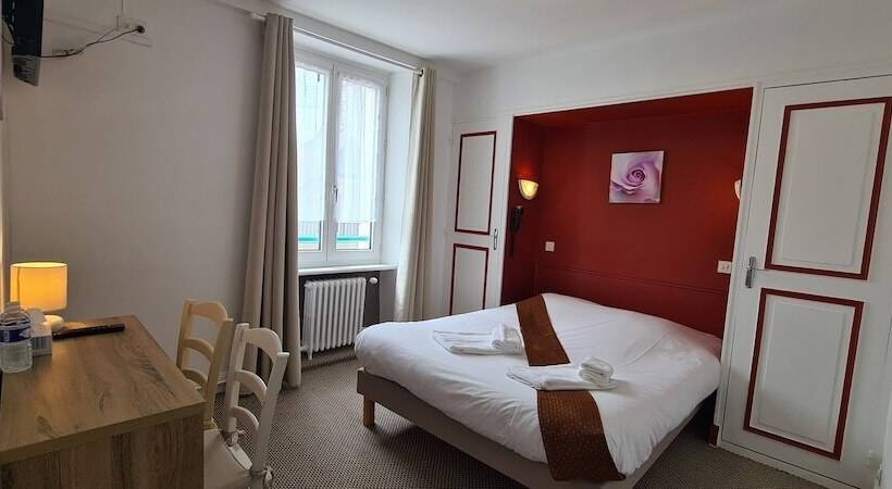 ホテル Logis Hôtel Le Bretagne