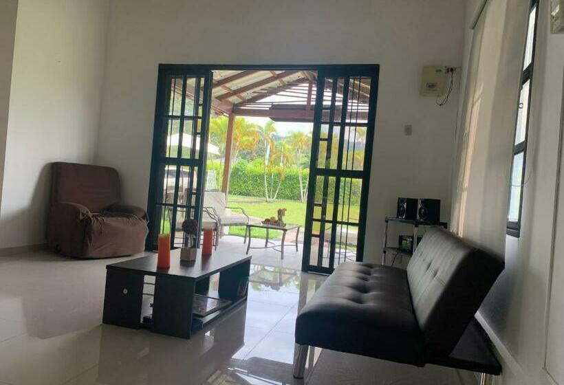 Moderna Cabaña En Viterbo Con Aire Ac Y Piscina