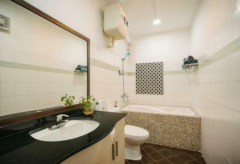 Cosy Room With Bath Tub In Hanoi Downtown